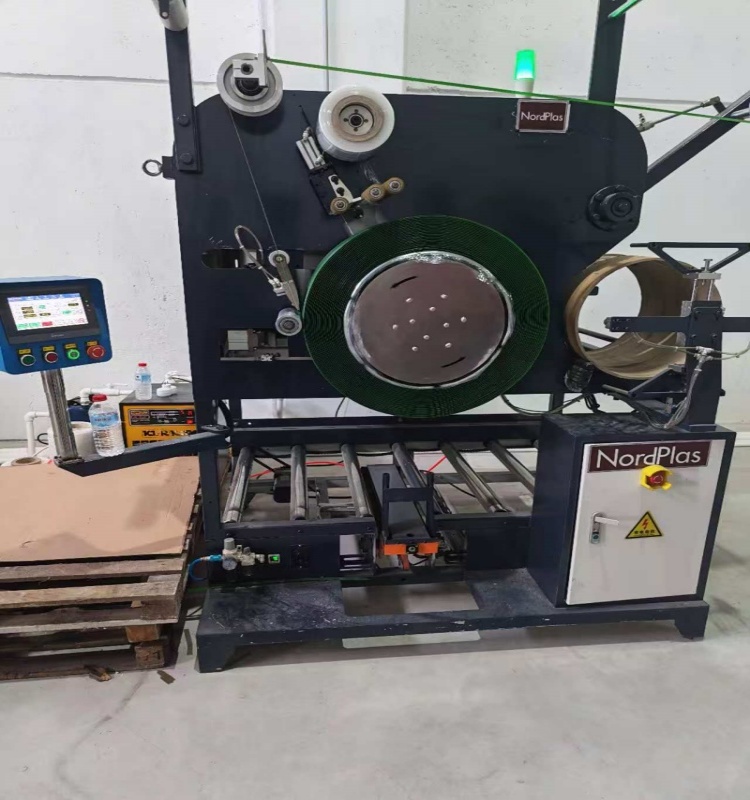 The fully automatic winding machine in the pet production line_副本