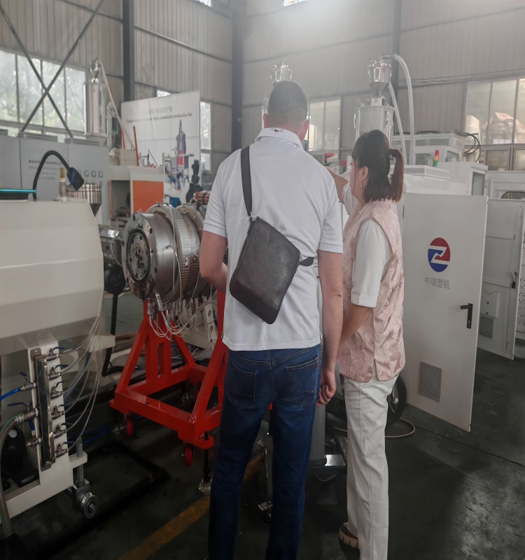 The Belarusian customer is testing the machine at the factory