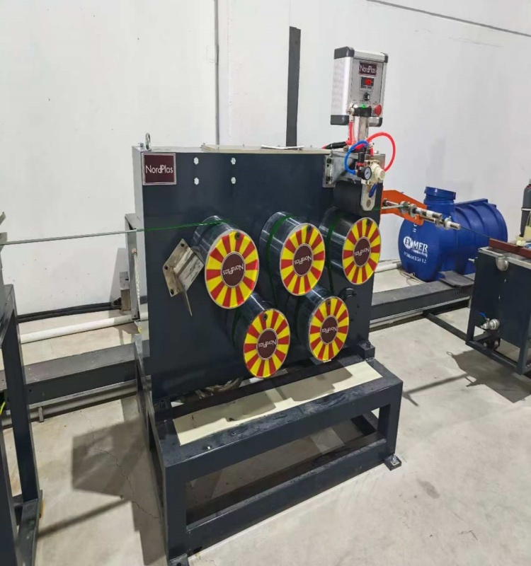 Traction machine in pet production line