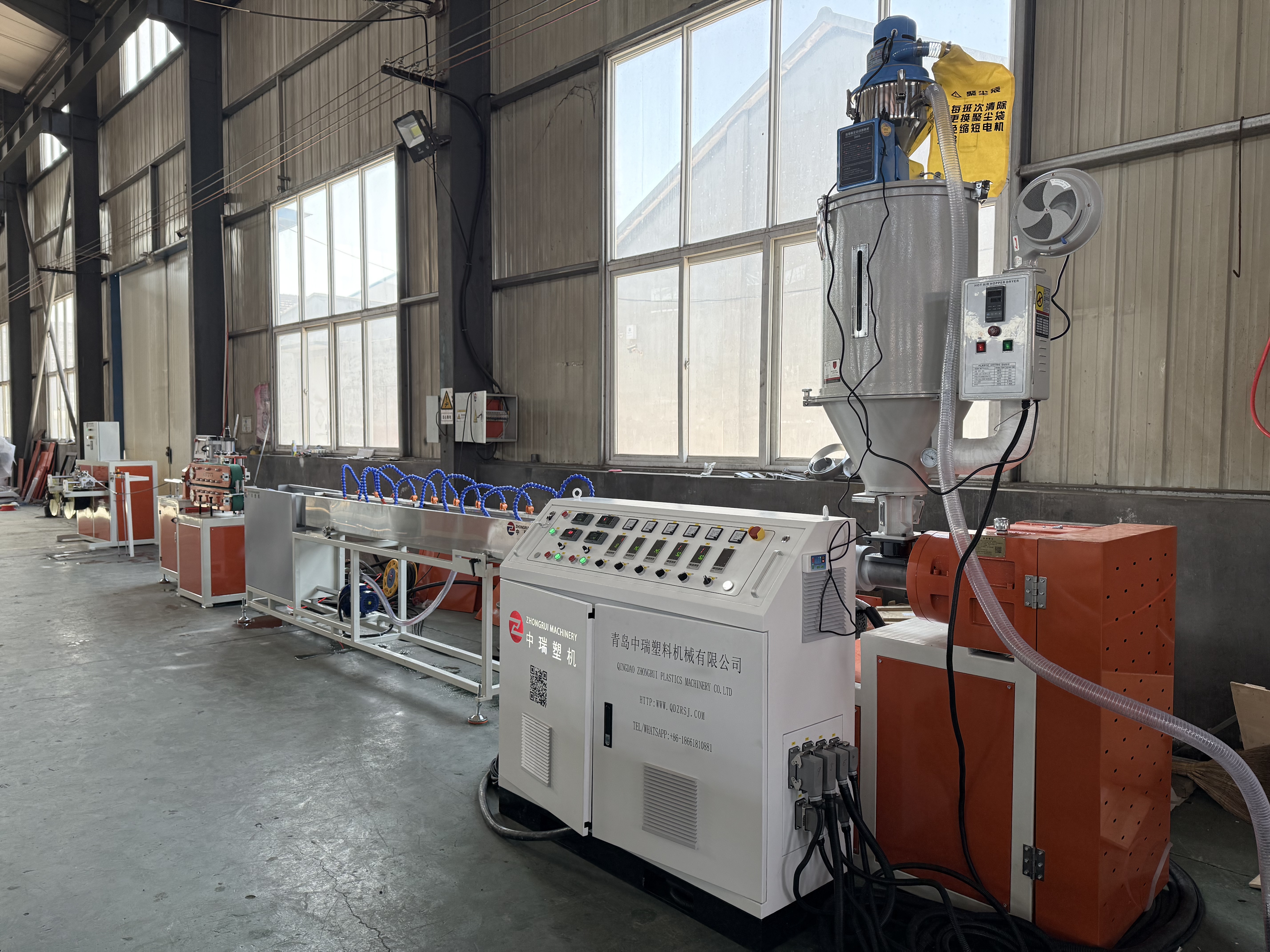 The trial operation of the TPE sealing strip production equipment was successfully completed