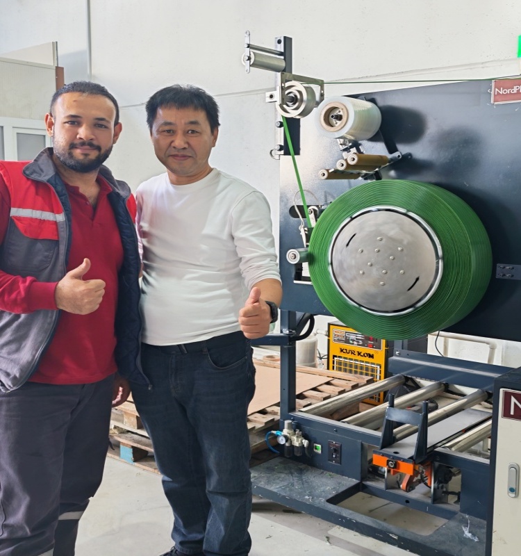 After the debugging was completed, the boss took a group photo with the client_副本