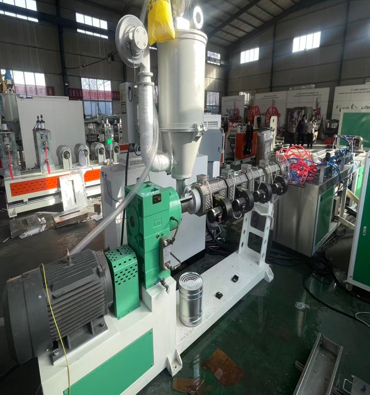 single screw extruder in the grass stone isolation production line 